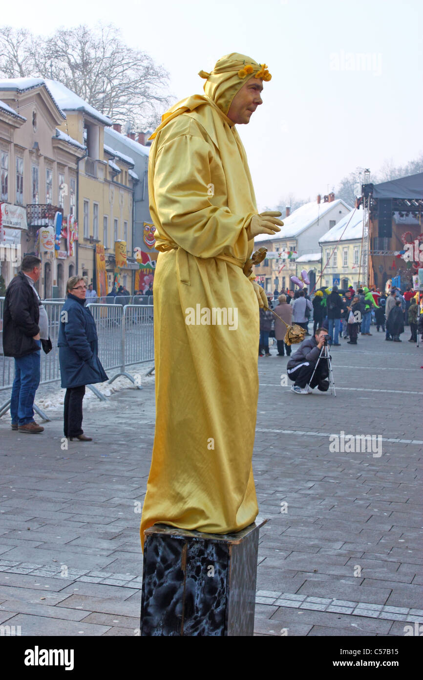 Street performer statua vivente sulla strada di Samobor Foto Stock