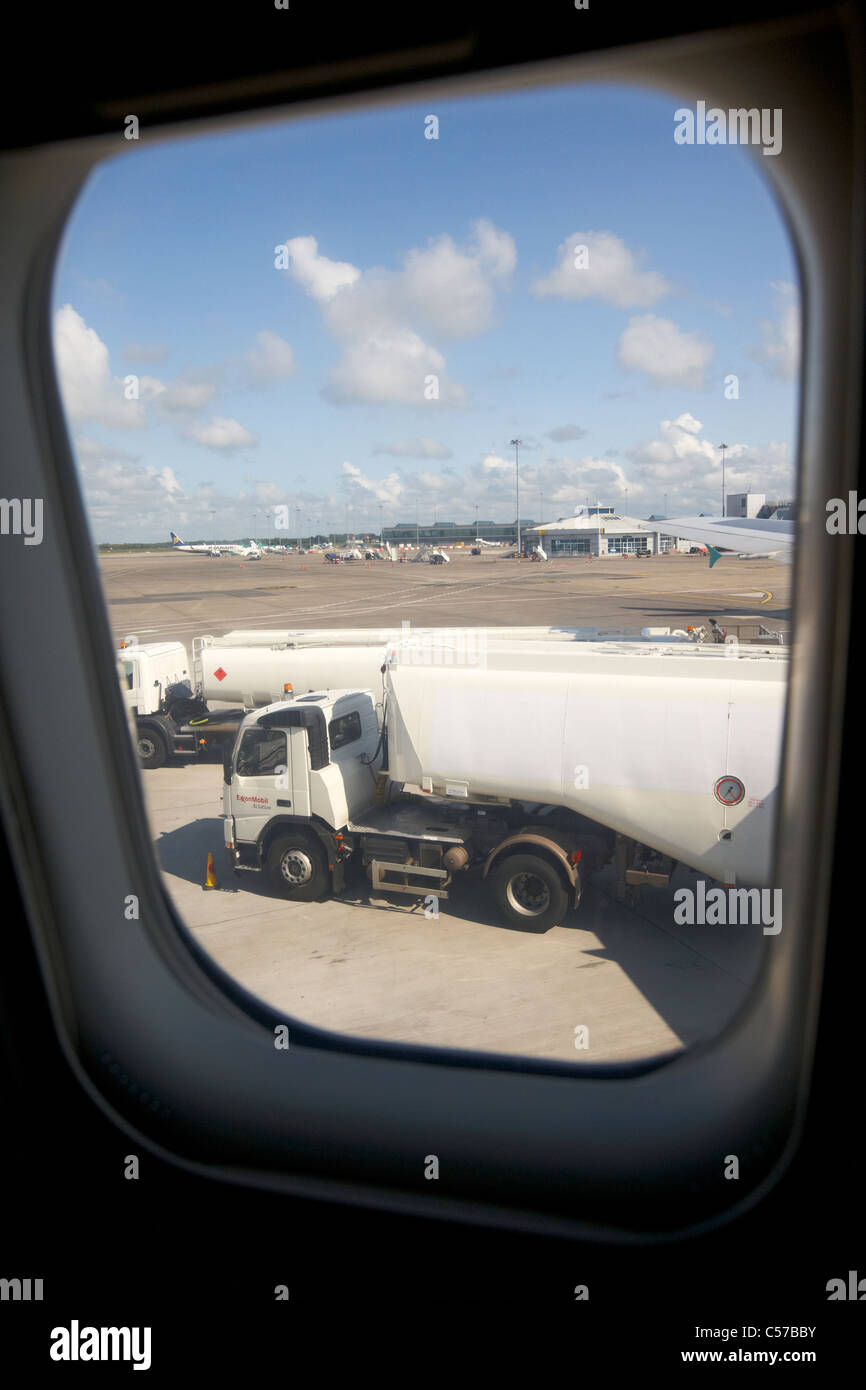 Guardando dalla Exxon mobil jet fuel cisterne di rifornimento di fare rifornimento di carburante un air canada 737 aerei passeggeri all'aeroporto di Dublino Foto Stock