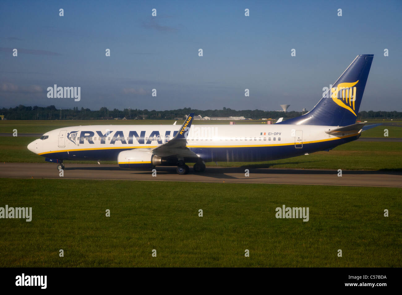 Ryanair boeing 737 EI-DPV aeroporto di Dublino Repubblica di Irlanda europa shot attraverso il finestrino per aerei Foto Stock