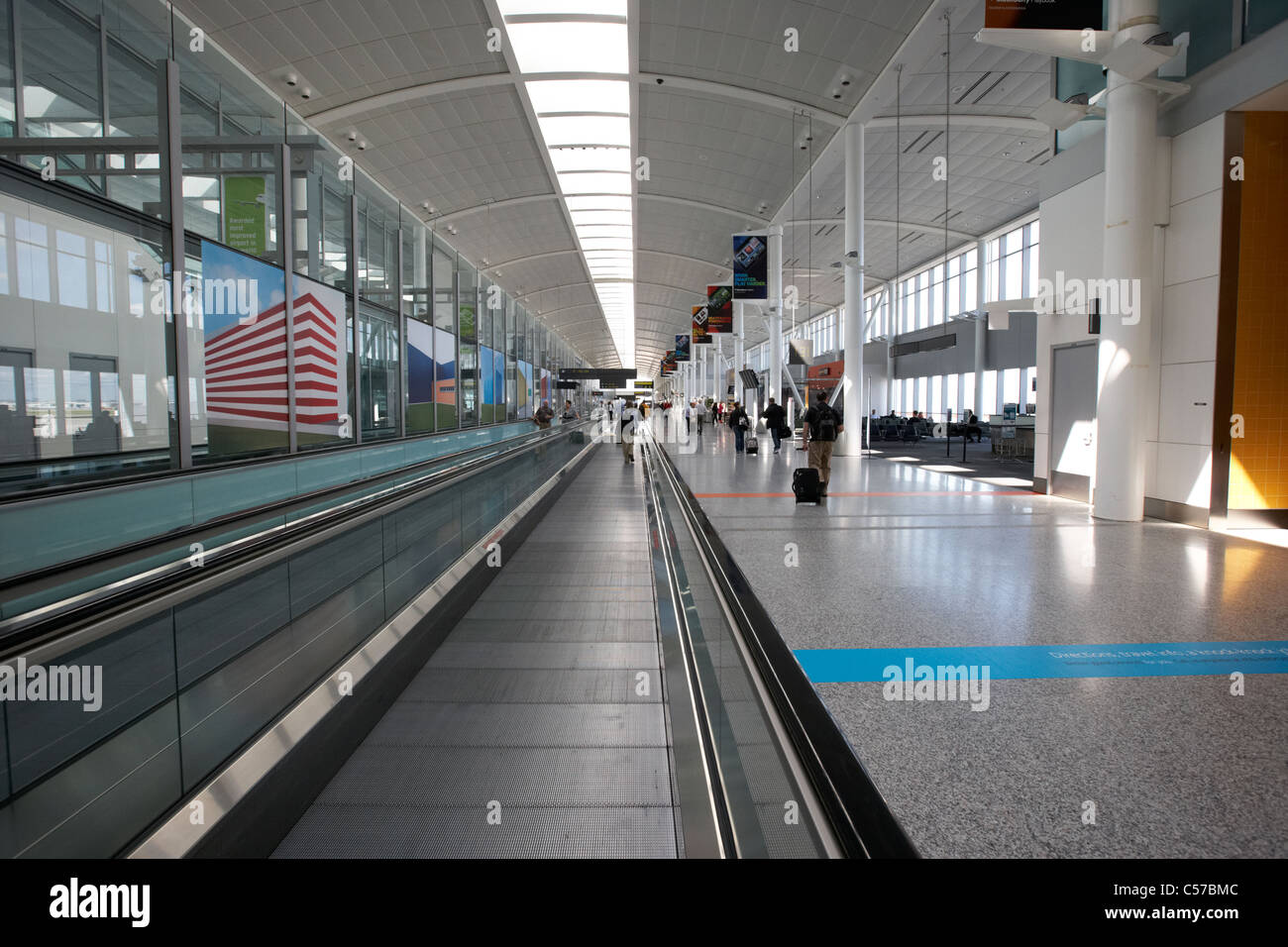 Tapis roulant al terminal 1 Aeroporto Internazionale Pearson di Toronto  Ontario Canada Foto stock - Alamy