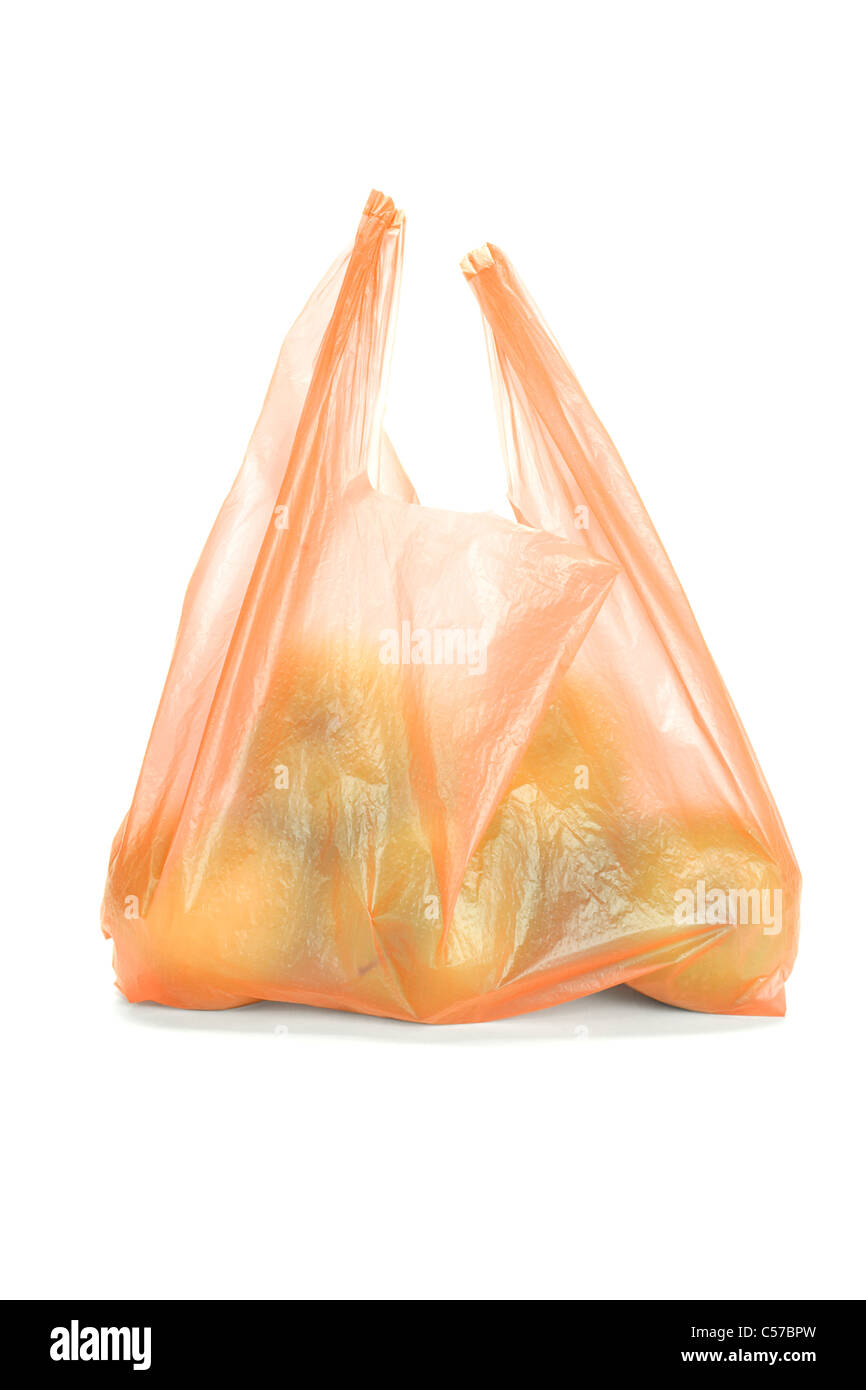 Mele Verdi in colore arancione sacchetto in plastica isolato su sfondo bianco Foto Stock