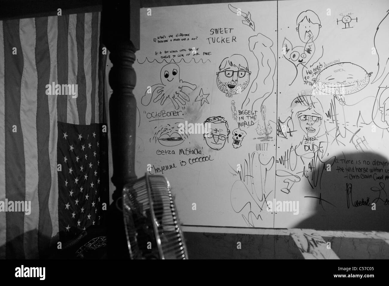 Graffiti wall art punk fest durante la facciamo finta che si tratta di un seminterrato Fest Visualizza in Bloomington, Indiana. inchiostro di penna Foto Stock