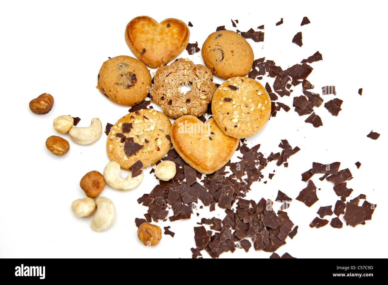 Diversi i cookie su uno sfondo bianco con dadi e scaglie di cioccolato Foto Stock