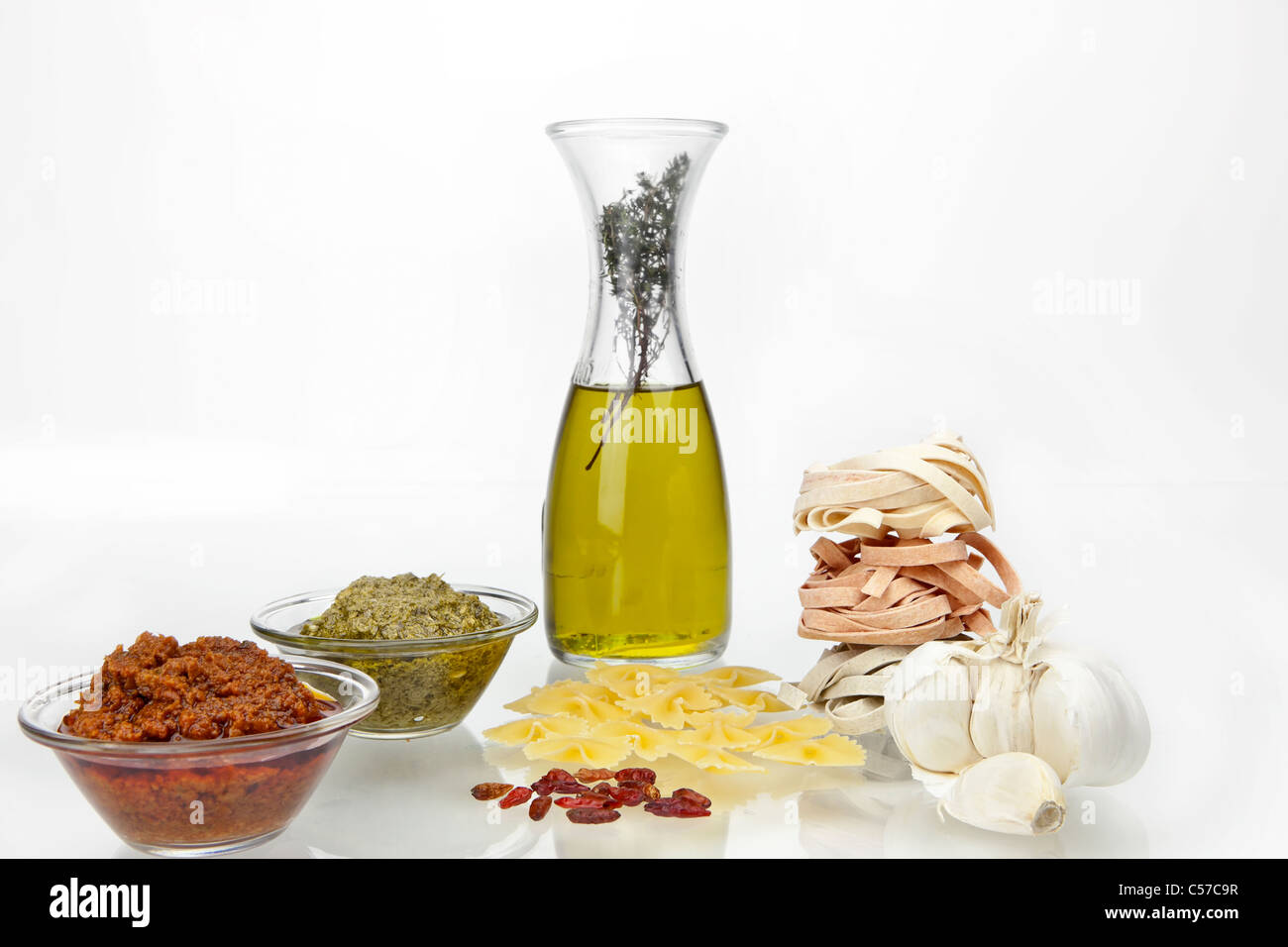 Diversi tipi di pasta al pesto due diverse varietà Foto Stock