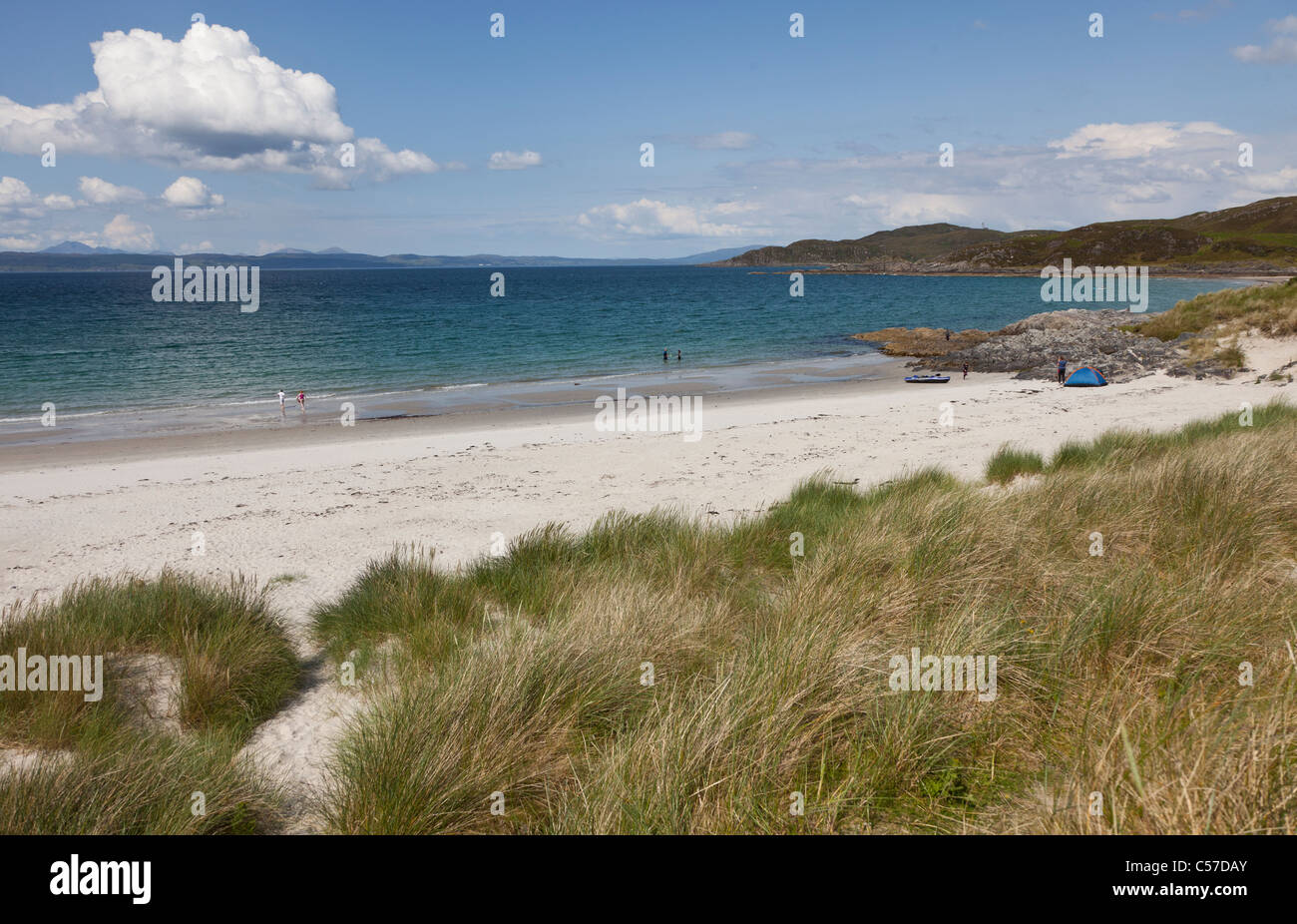 Una piccola spiaggia di sabbia bianca trovanella Camusdarach area della costa occidentale della Scozia. Foto Stock