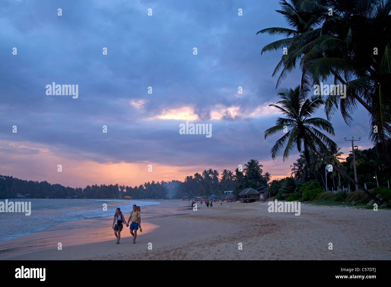 Tramonto a piedi a lui beach Mirissa, Sri Lanka Foto Stock