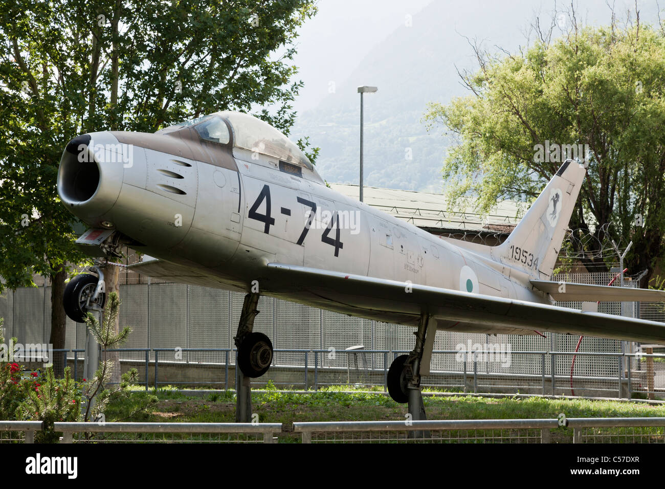 Canadair F-86 Sabre 4 appartenenti alla Forza Aerea Italiana, conservate presso l'aeroporto di Aosta, Italia Foto Stock