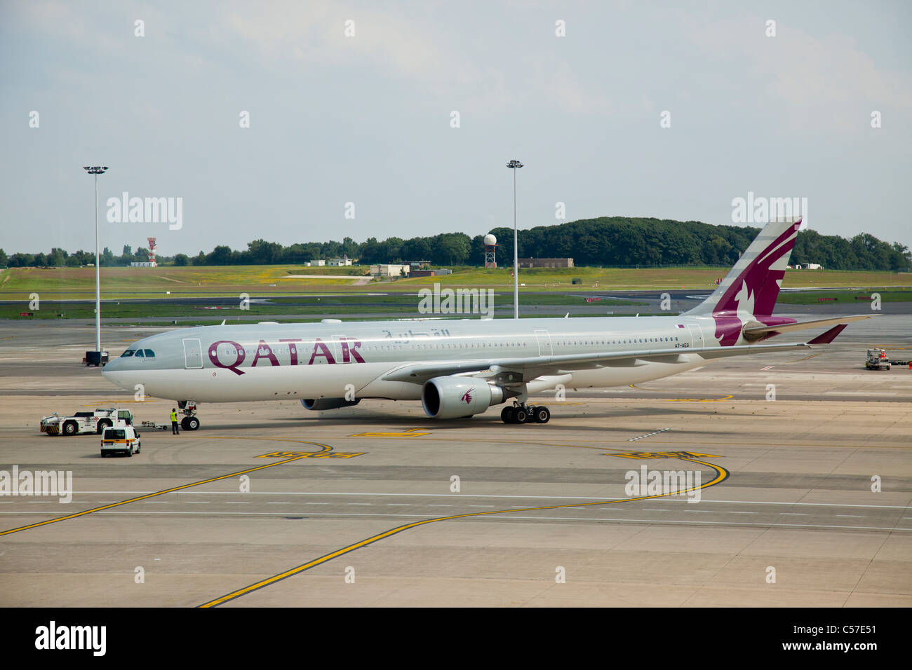 Airbus A330-302, reg A7-AEG, appartenenti al Qatar Airways, presso l'Aeroporto Internazionale di Bruxelles Foto Stock