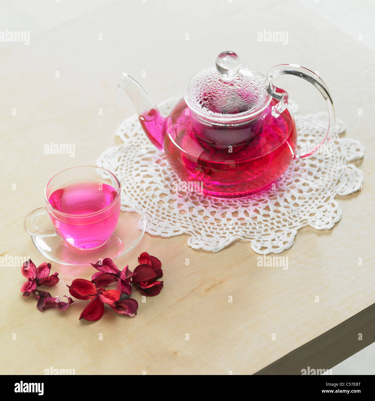 Petali di rosa e rosa tea Foto Stock