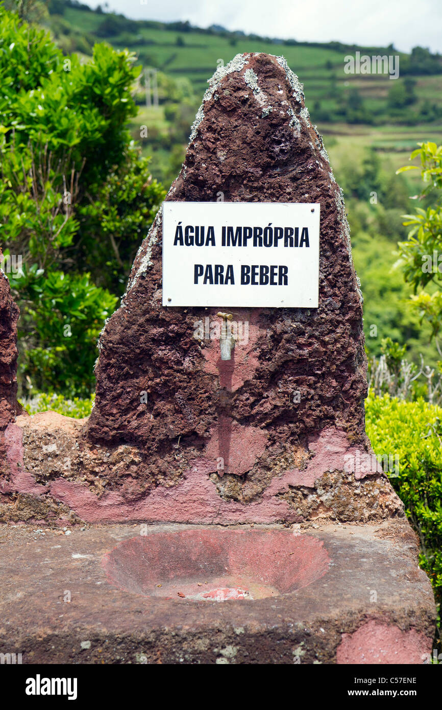 Segnale di avvertimento in portoghese riguardo al bere l'acqua, in corrispondenza del punto di vista Sossego, São Miguel Island, Azzorre, Portogallo Foto Stock