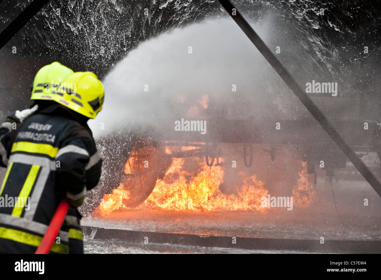 I Paesi Bassi, Rotterdam, multidisciplinare centro di formazione di Falck emergenza. Fireman learning per spegnere un incendio. Foto Stock