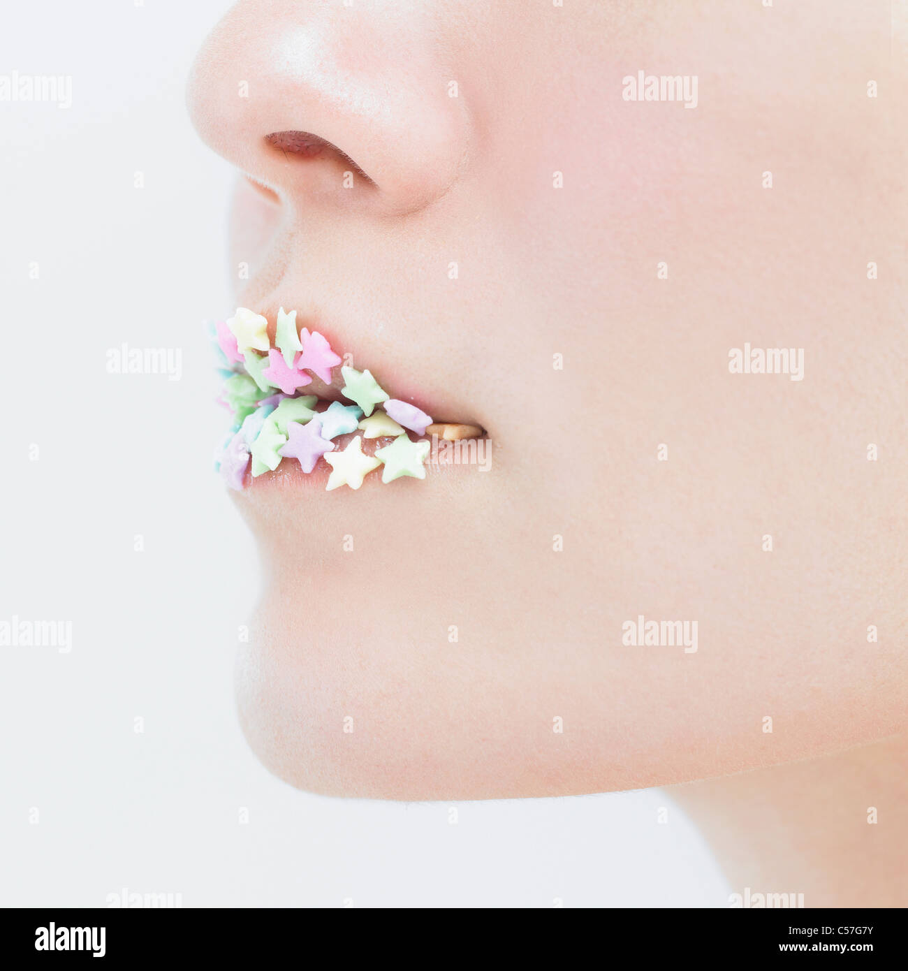 Caramelle sulla donna di labbra Foto Stock