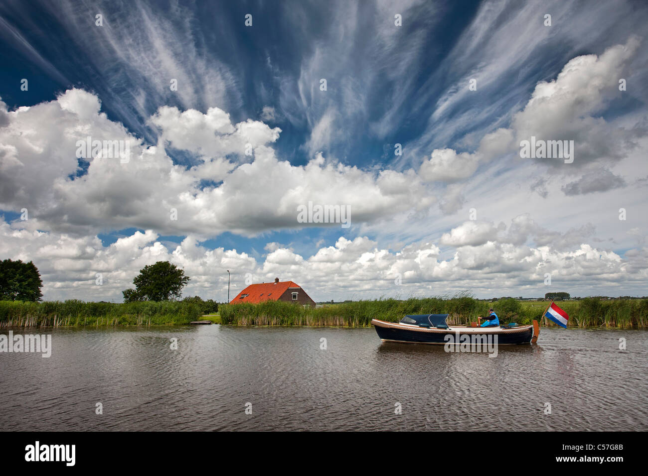 Nei Paesi Bassi, vicino Bodegraven, piacere yacht sul fiume Meije. Foto Stock