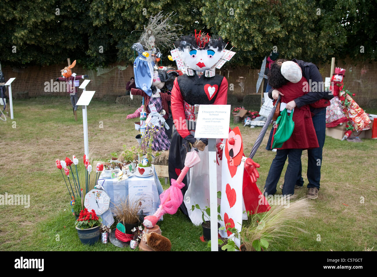 Lewis Carroll Alice Spaventapasseri concorrenza a Hampton Court Palace Flower Show 2011. Foto:Jeff Gilbert Foto Stock