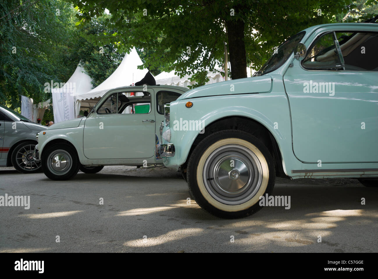 Vista laterale della FIAT 500 classic vetture italiane che partecipano a un ingresso gratuito evento durante Roma Vintage festival estivo. Foto Stock