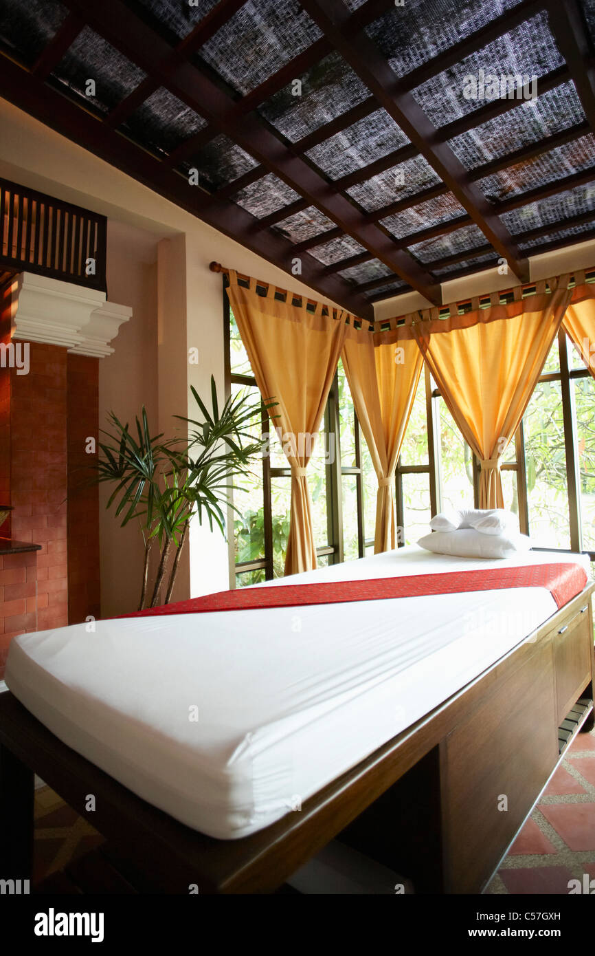 Letto da massaggio nel resort Foto Stock
