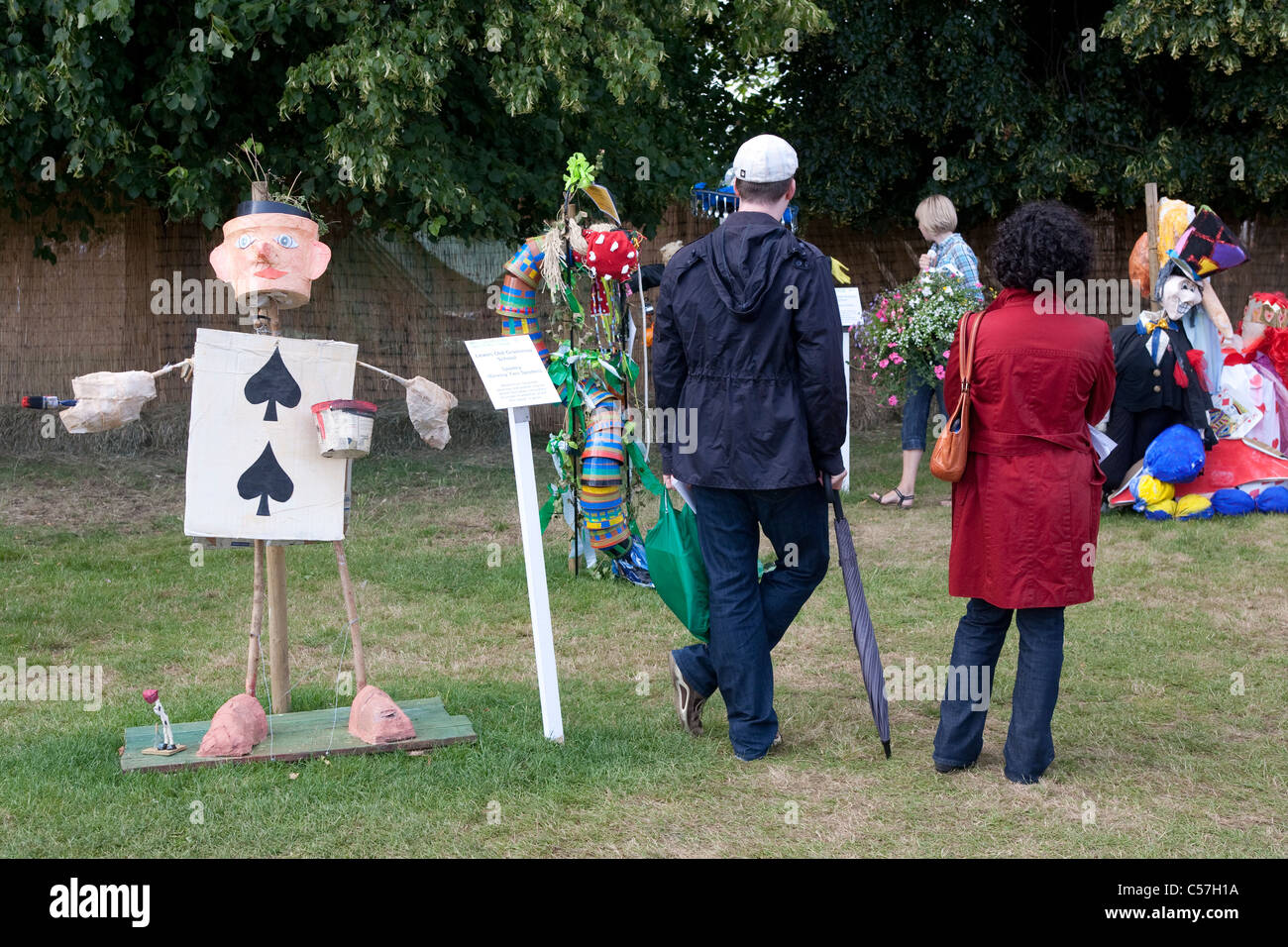 Lewis Carroll Alice Spaventapasseri concorrenza a Hampton Court Palace Flower Show 2011. Foto:Jeff Gilbert Foto Stock