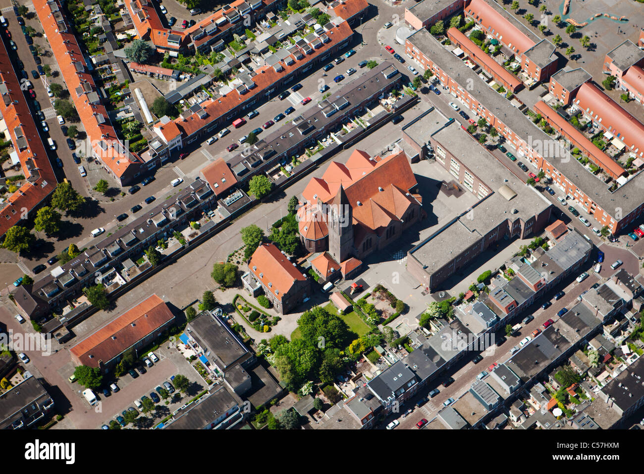 I Paesi Bassi Utrecht, vista sulla chiesa in quartiere residenziale. Antenna. Foto Stock