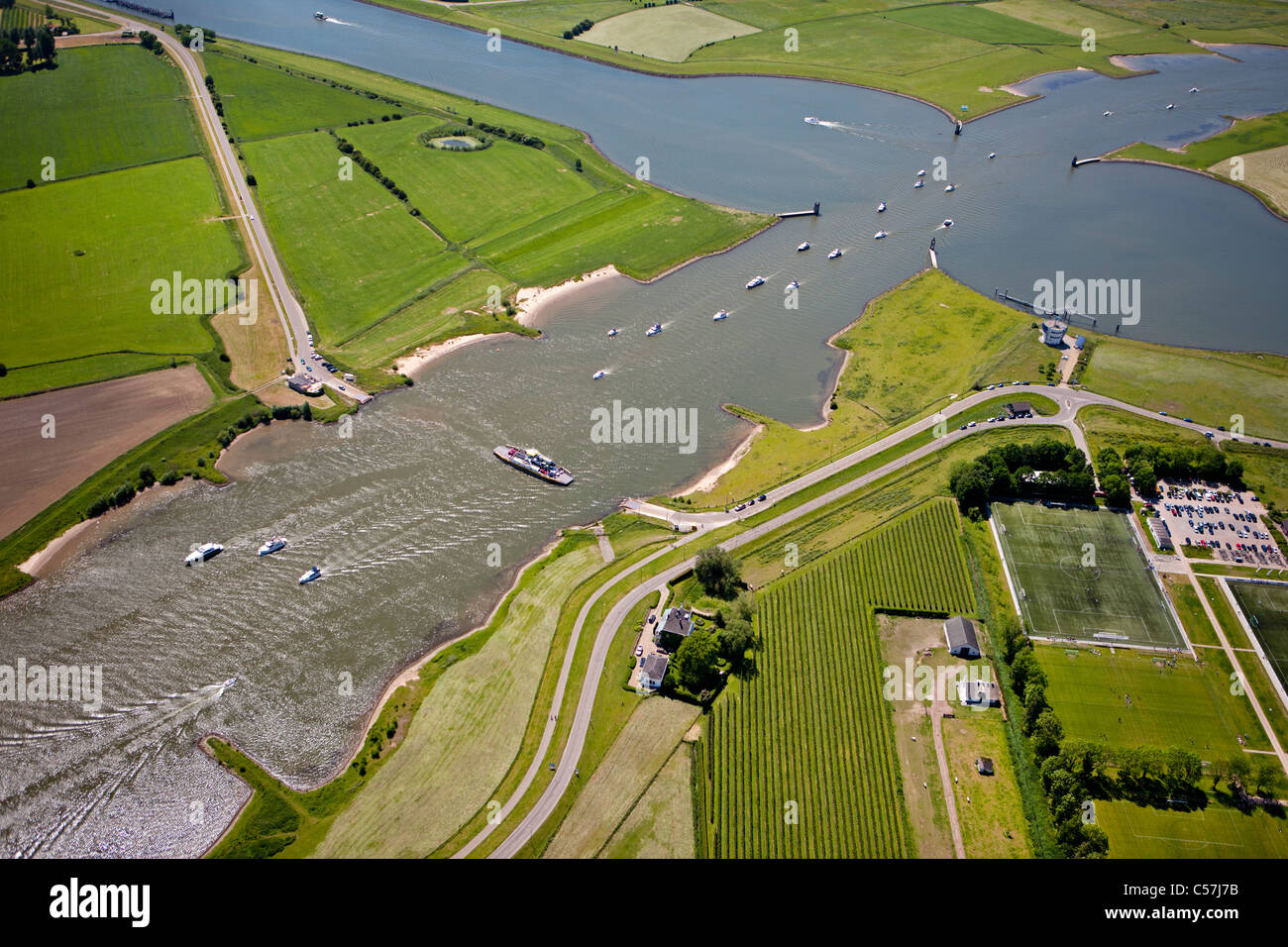 I Paesi Bassi, Wijk bij Duurstede, le imbarcazioni da diporto e yacht. nel fiume chiamato Waal, chiamato anche Lek. Antenna. Ferry boat. Foto Stock