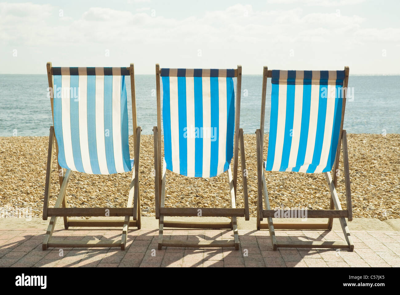 Striped sdraio sulla spiaggia Foto Stock