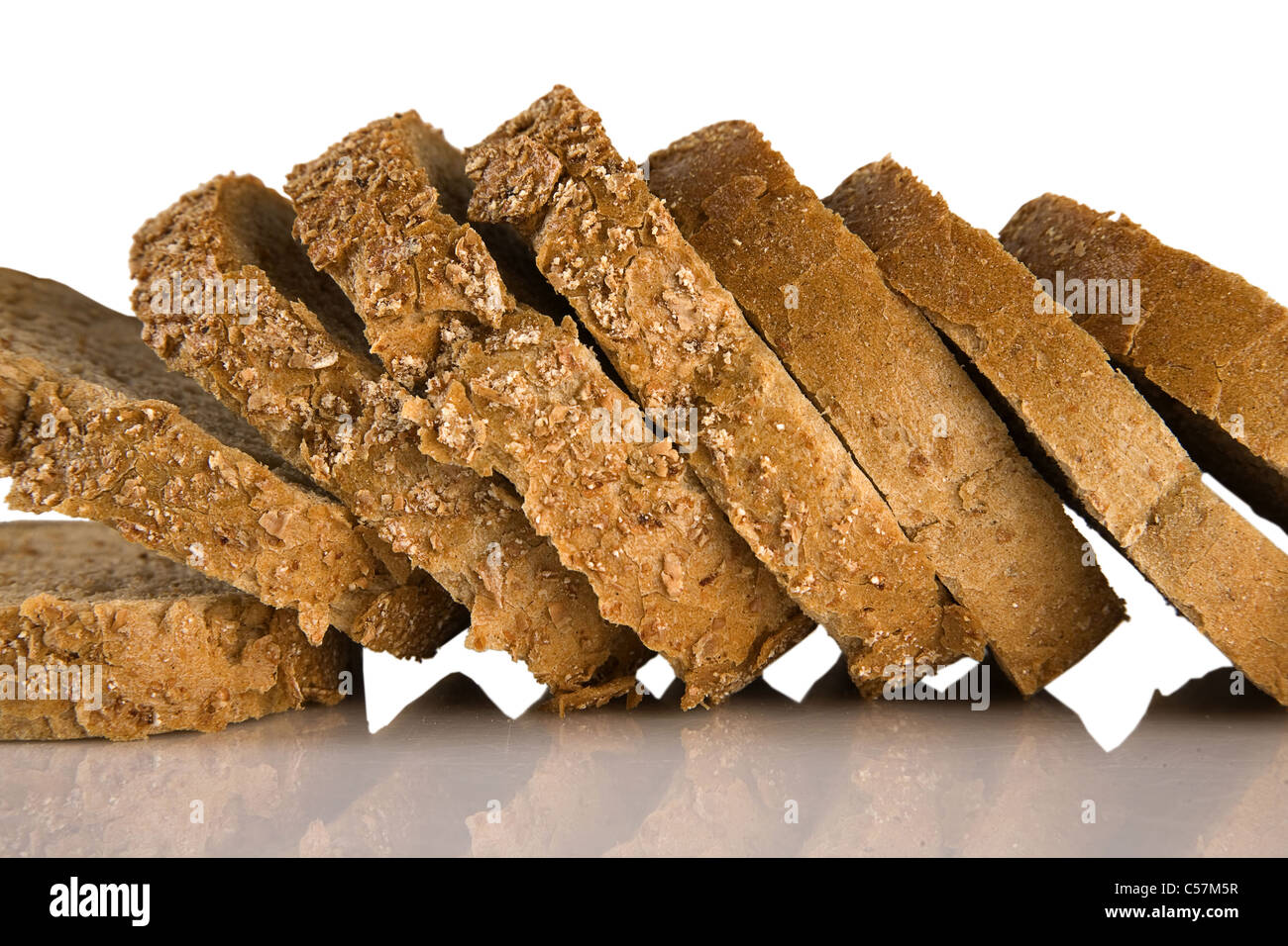 Fette di pane marrone isolato su uno sfondo bianco, cibo sano concetto Foto Stock