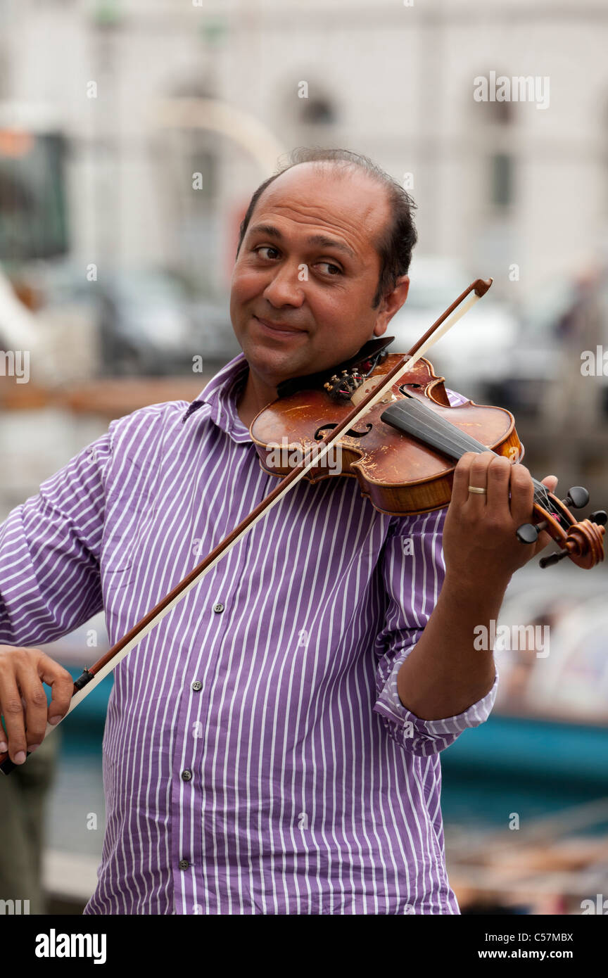 Musicista di strada - Nyhavn distretto di Copenhagen DANIMARCA Foto Stock