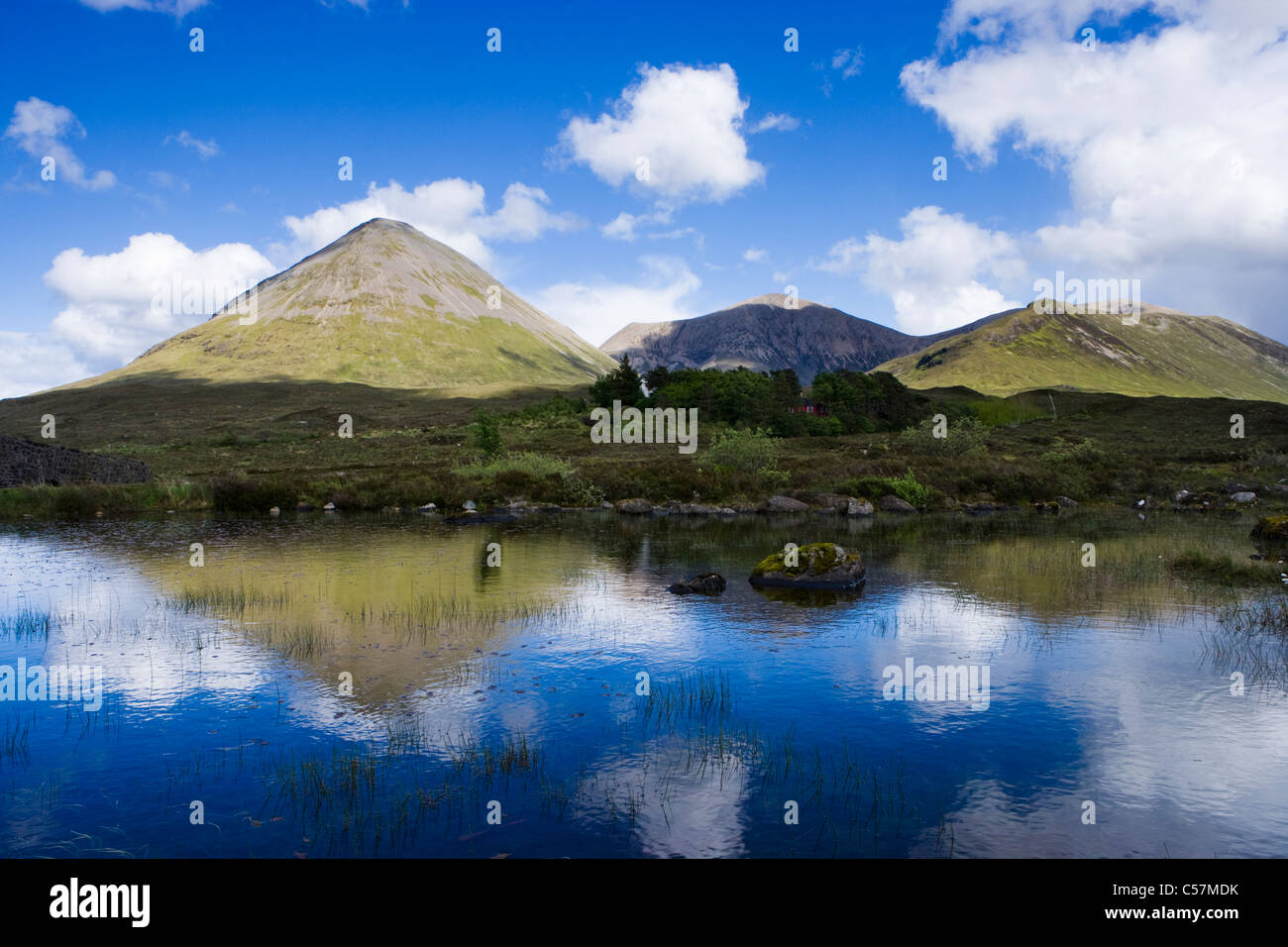 Red Cuillin Hills a Sligachan, Isola di Skye, Highland, Scotland, Regno Unito. Glamaig sulla sinistra, che si riflette nel fiume Sligachan. Foto Stock