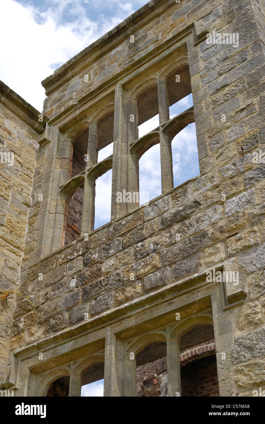 Vecchio rovinato inglese mansion house telai di finestra aperta per gli elementi Foto Stock