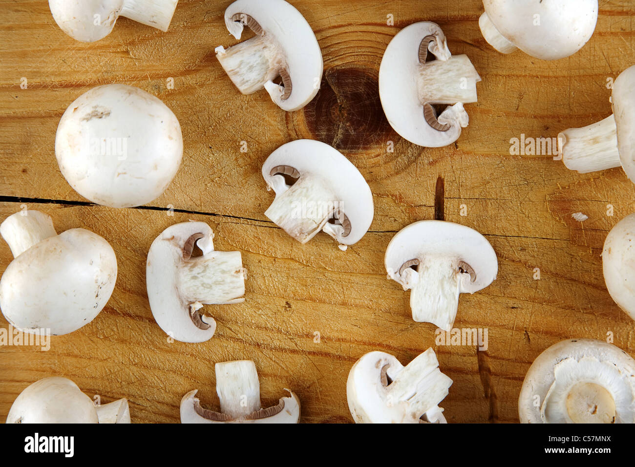 Fresco di funghi champignon su sfondo di legno Foto Stock