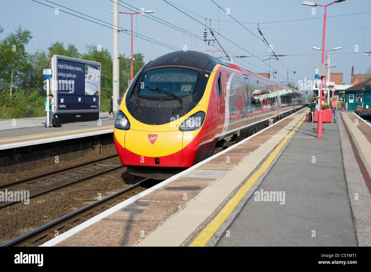Un Pendolino Virgin Express in stazione Wigan North Western Foto Stock