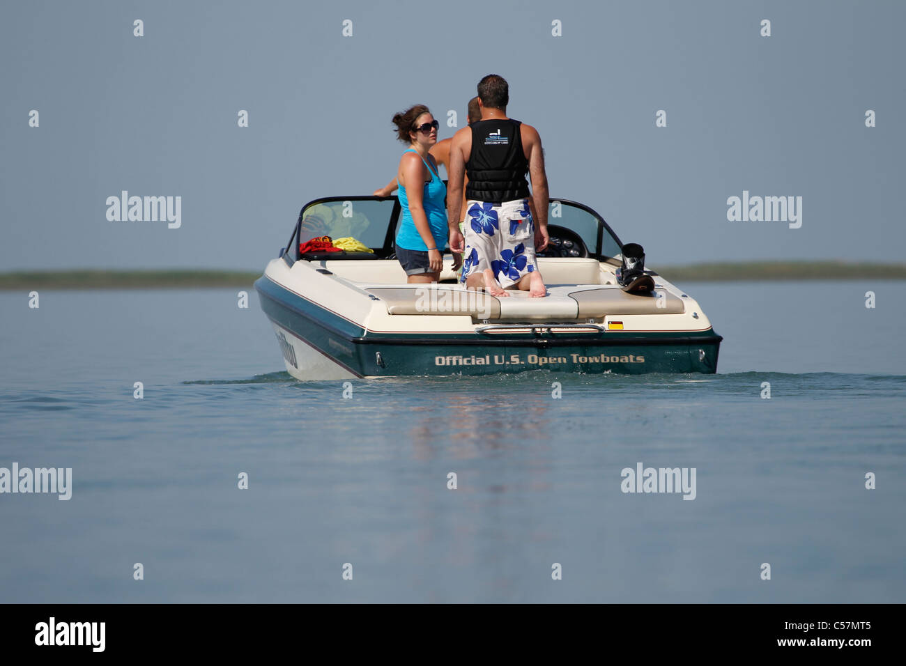 I giovani adulti in sella ad una barca di sci a velocità lenta. Foto Stock