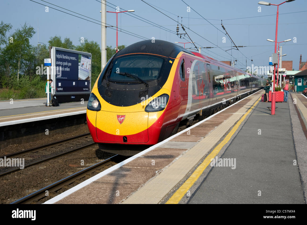Un Pendolino Virgin Express in stazione Wigan North Western Foto Stock