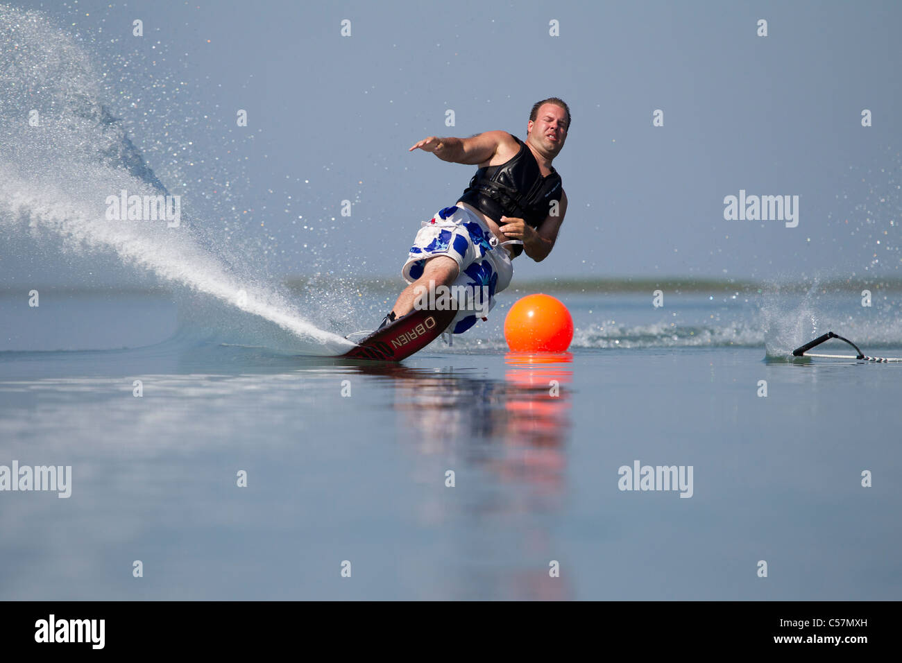 Slalom waterskier rientranti in una boa. Foto Stock