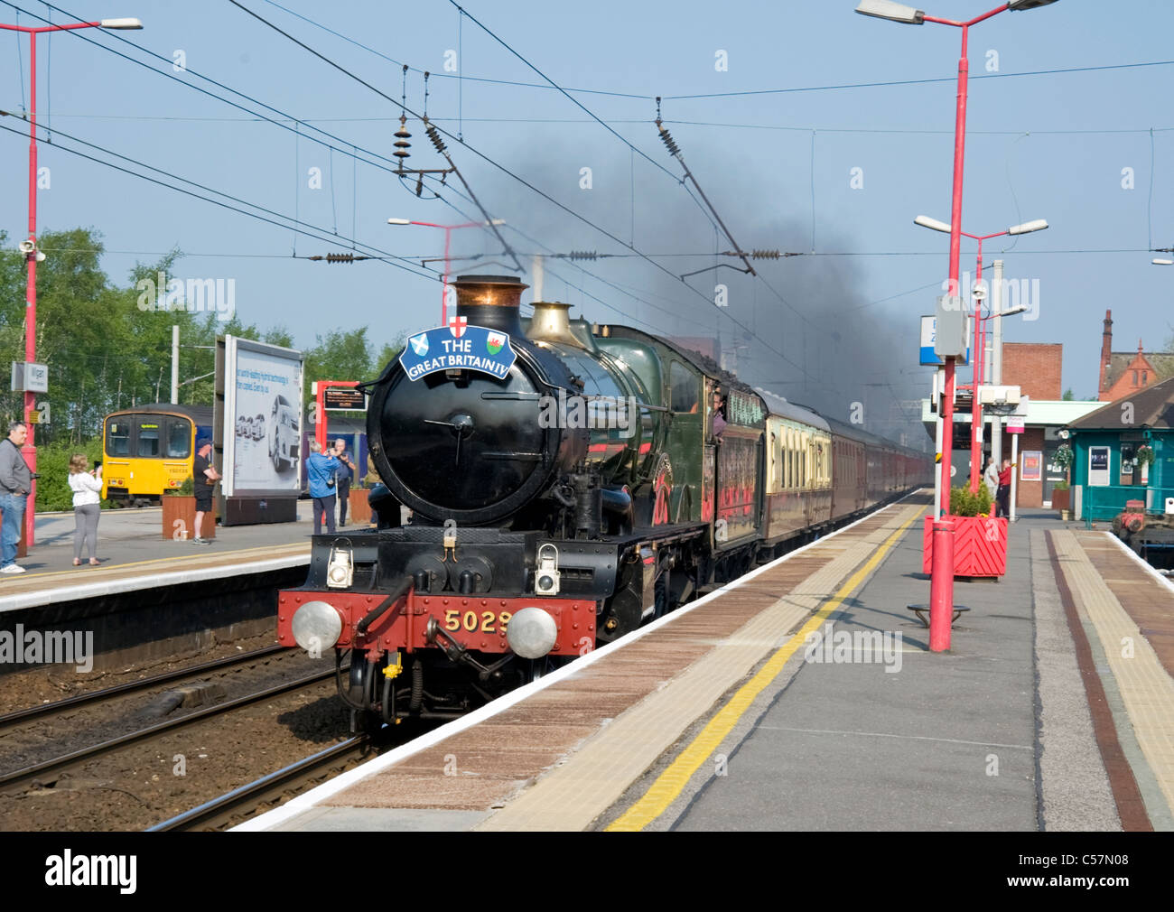 Il Castello di Nunney tira la "Gran Bretagna IV' speciale di vapore attraverso la stazione Wigan North Western Foto Stock