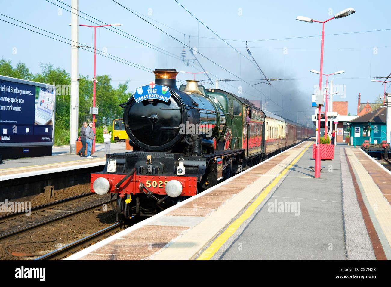 Il Castello di Nunney tira la "Gran Bretagna IV' speciale di vapore attraverso la stazione Wigan North Western Foto Stock