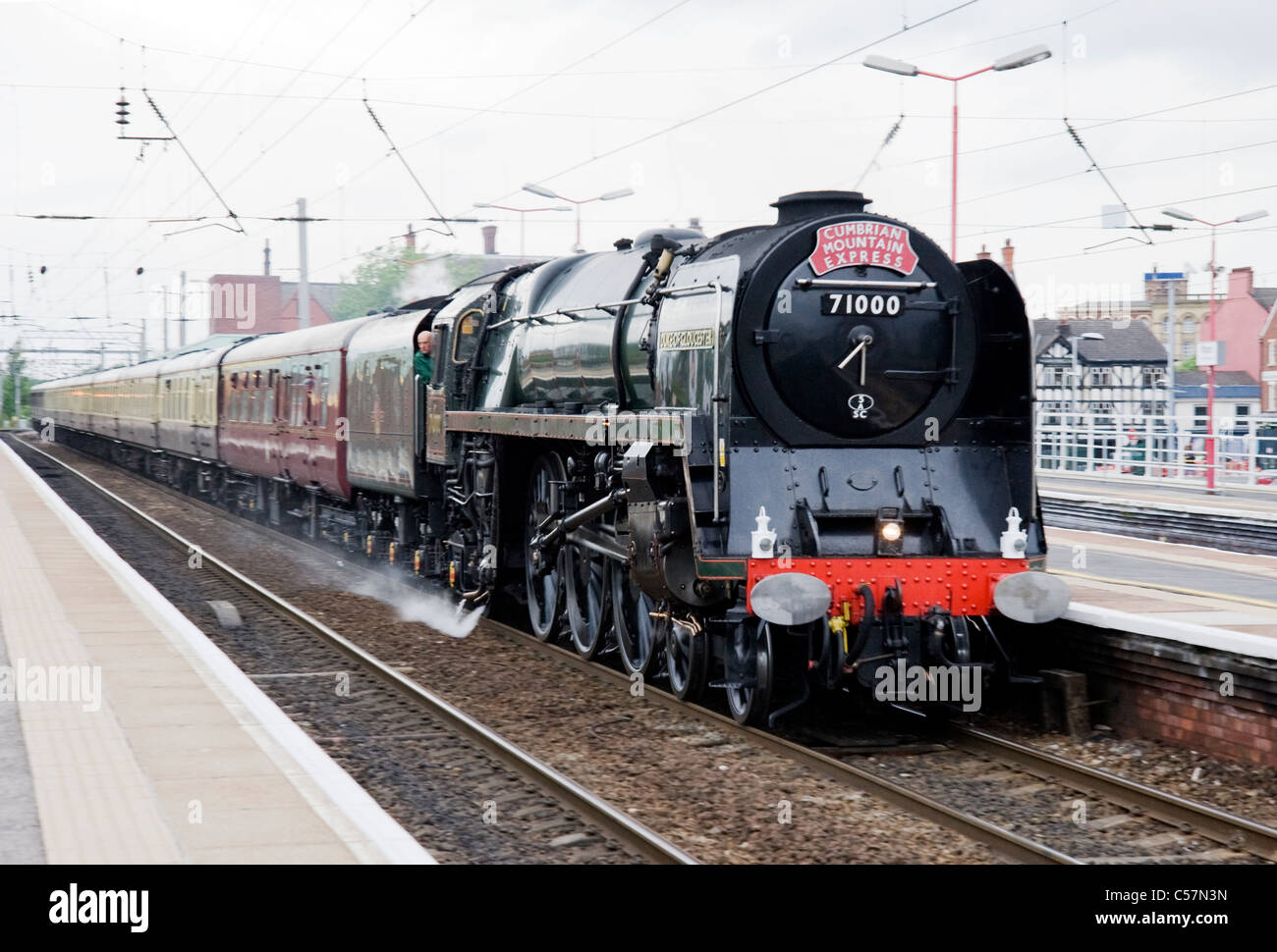 Il duca di Gloucester trasporta un speciale di vapore attraverso la stazione Wigan North Western Foto Stock