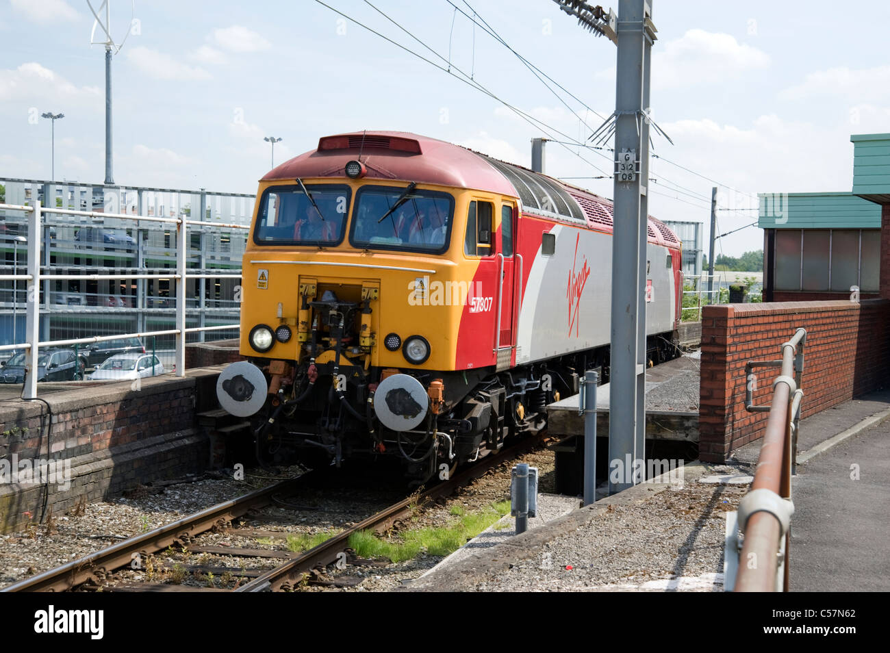 Un tipo 57 locomotiva diesel attende sulla linea loop a Wigan North Western Station Foto Stock