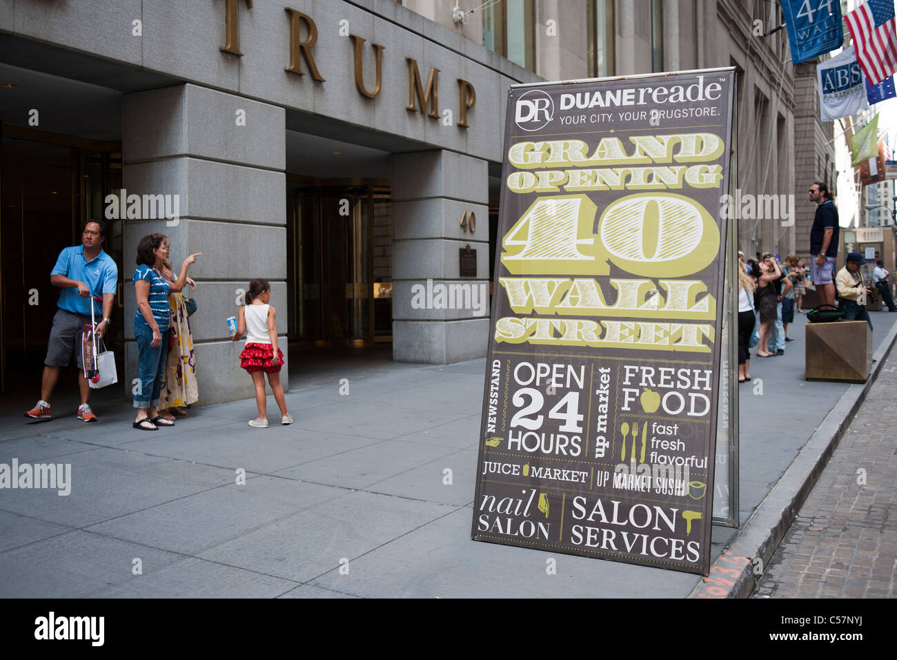 Un nuovo Duane Reade farmacia apre in Trump Building a Wall Street a Lower Manhattan a New York Foto Stock