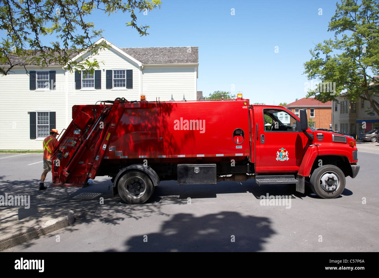 Red rifiutare il camion della spazzatura bin autocarro a niagara sul lago Ontario Canada Foto Stock