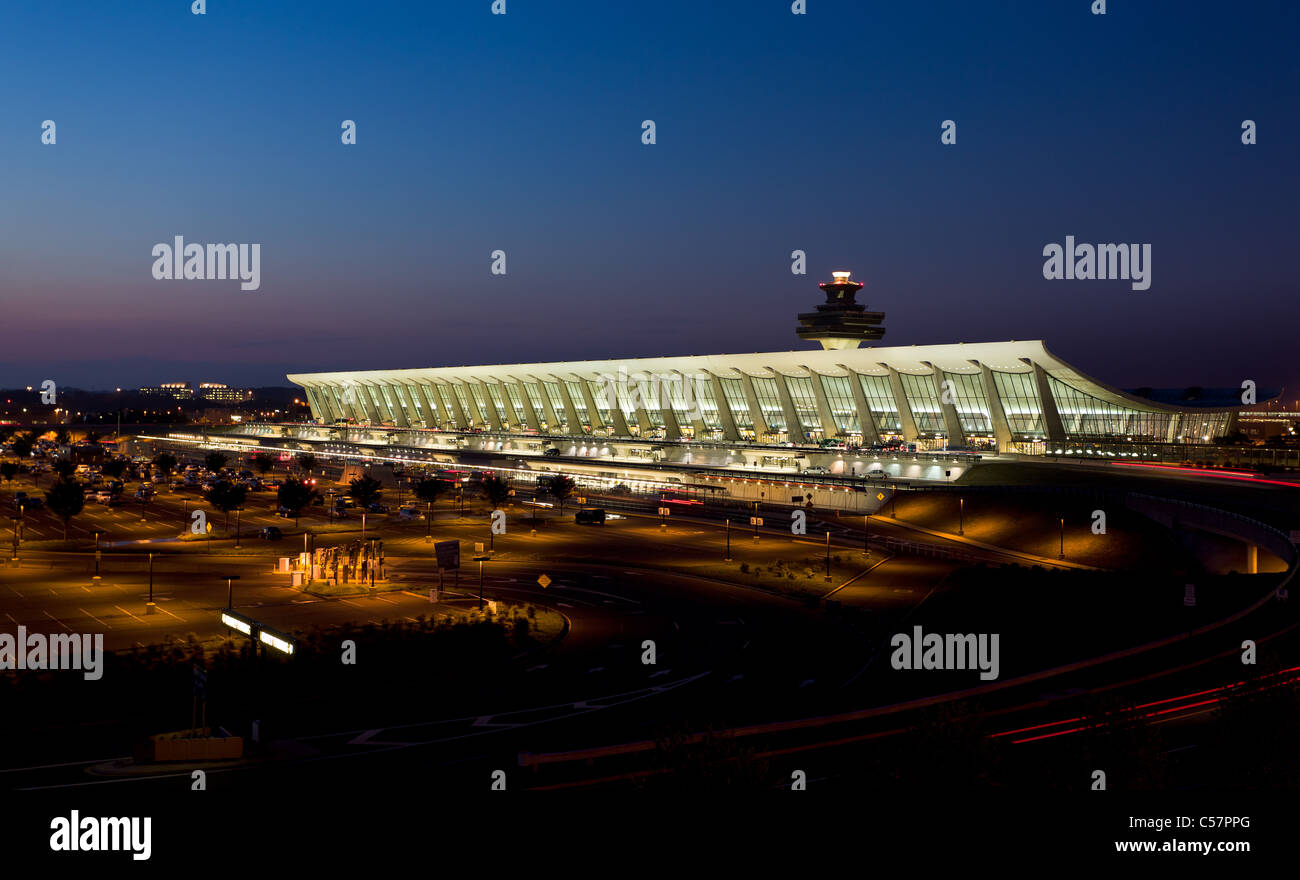 Dall'Aeroporto di Dulles, Virginia, Stati Uniti d'America: Luglio 10, 2011: Washington Dulles International Airport come il sole sorge all'alba. Foto Stock