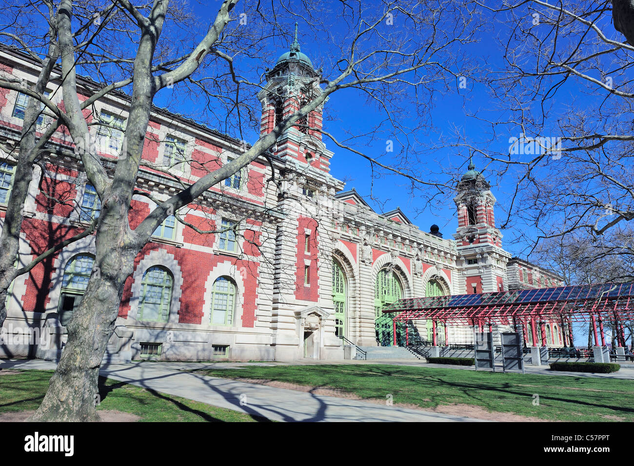 New York City Ellis Island Great Hall con il blu cielo chiaro Foto Stock