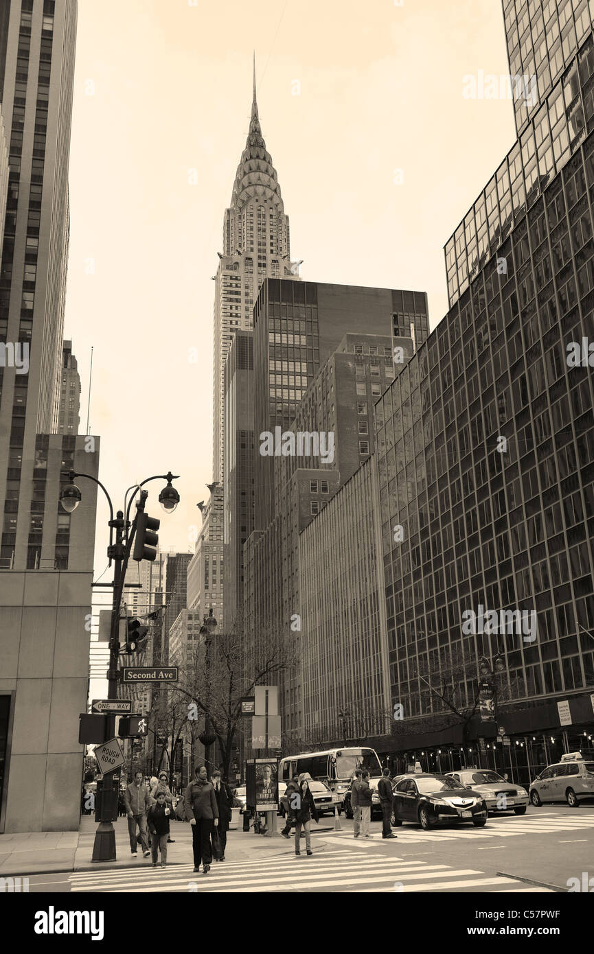 42 street in Manhattan New York City con Chrysler building. Foto Stock