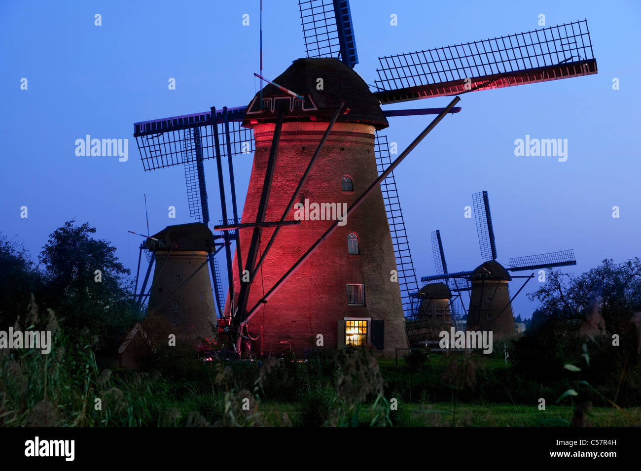 I Paesi Bassi, Kinderdijk, illuminato mulini a vento, Sito Patrimonio Mondiale dell'Unesco. Foto Stock