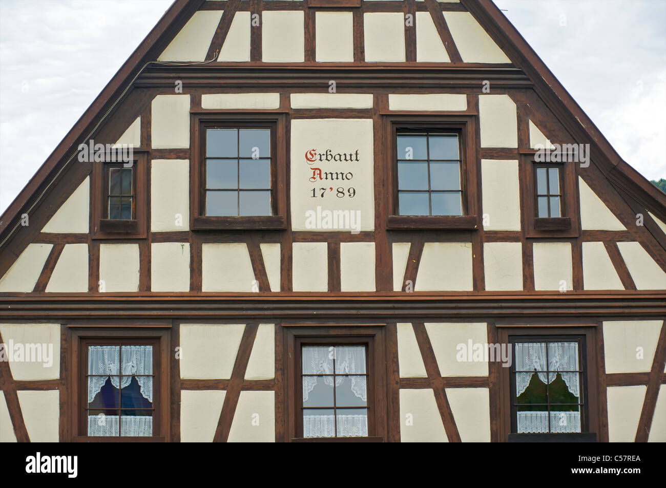 Dettaglio di una vecchia casa con fachwerk o semi-timbering nella città di Haslach, Schwarzwald, Baden-Württemberg, Germania Foto Stock