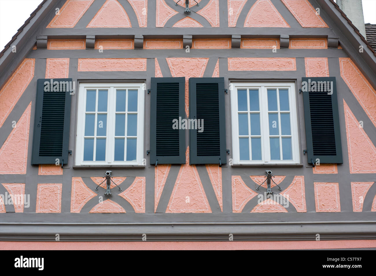 Dettaglio di una vecchia casa con fachwerk o semi-timbering nella città di Haslach, Schwarzwald, Baden-Württemberg, Germania Foto Stock