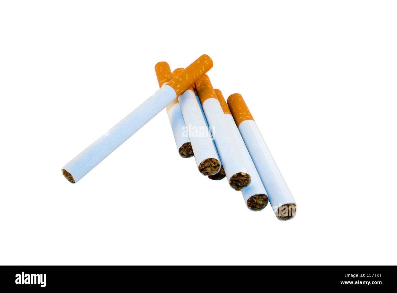 Un gruppo di sette no-name brand, generic sigarette isolata contro uno sfondo bianco. Foto Stock