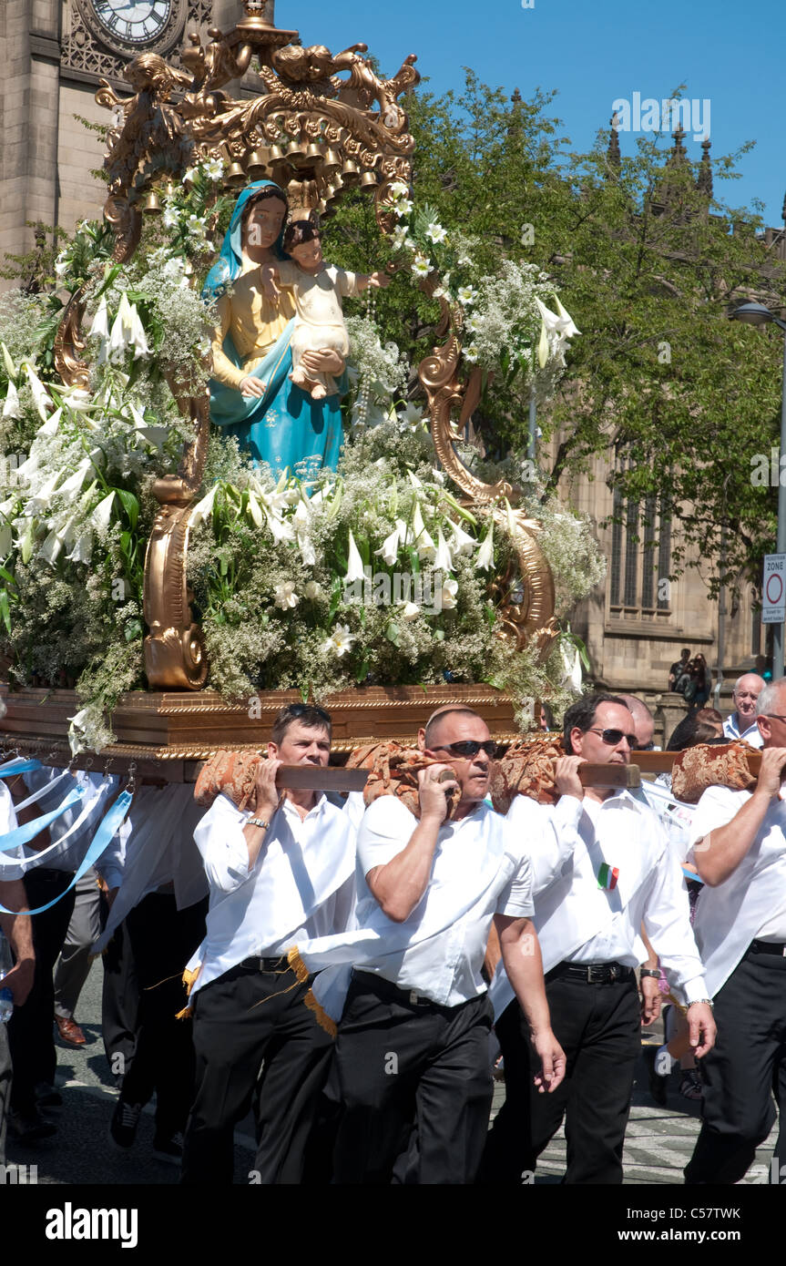 Manchester Italian processione che si svolge nel mese di giugno in onore della Madonna del Rosario. A piedi da Ancoats attraverso il centro della citta'. Foto Stock