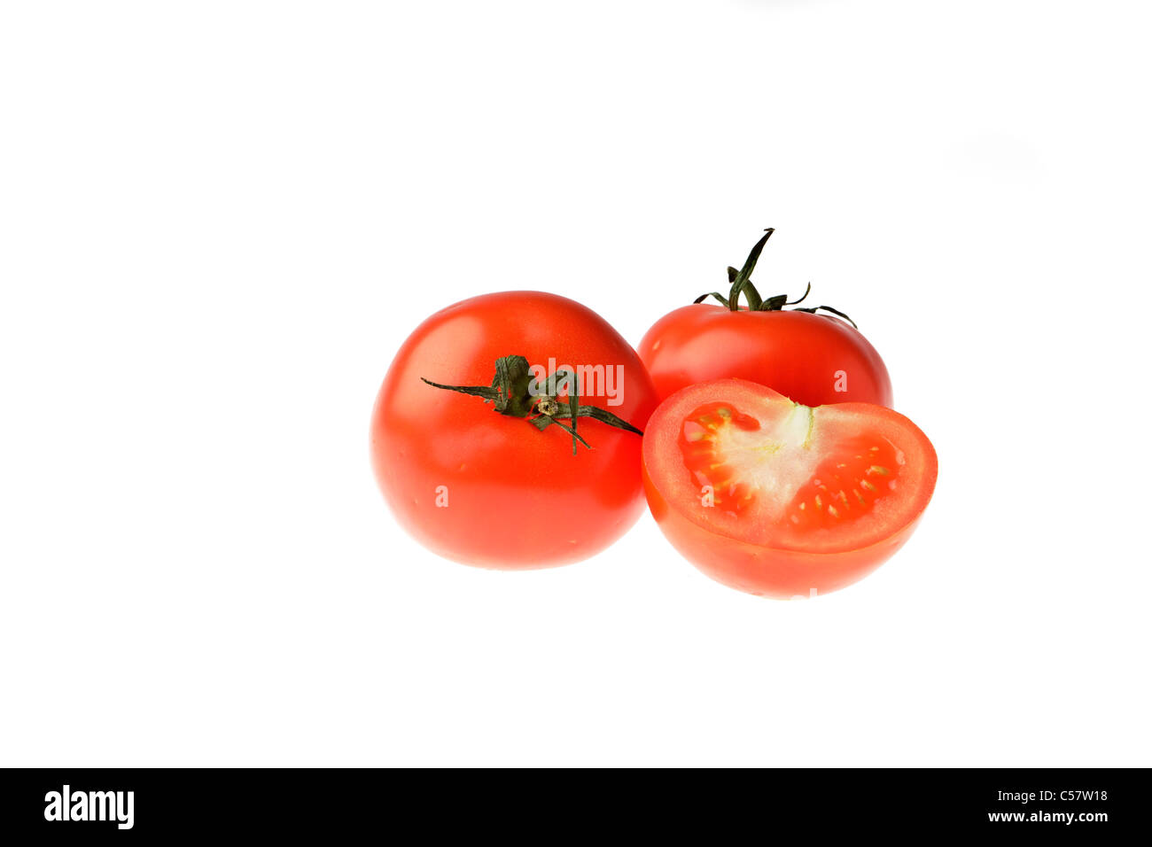 Pomodori maturi contro uno sfondo bianco Foto Stock