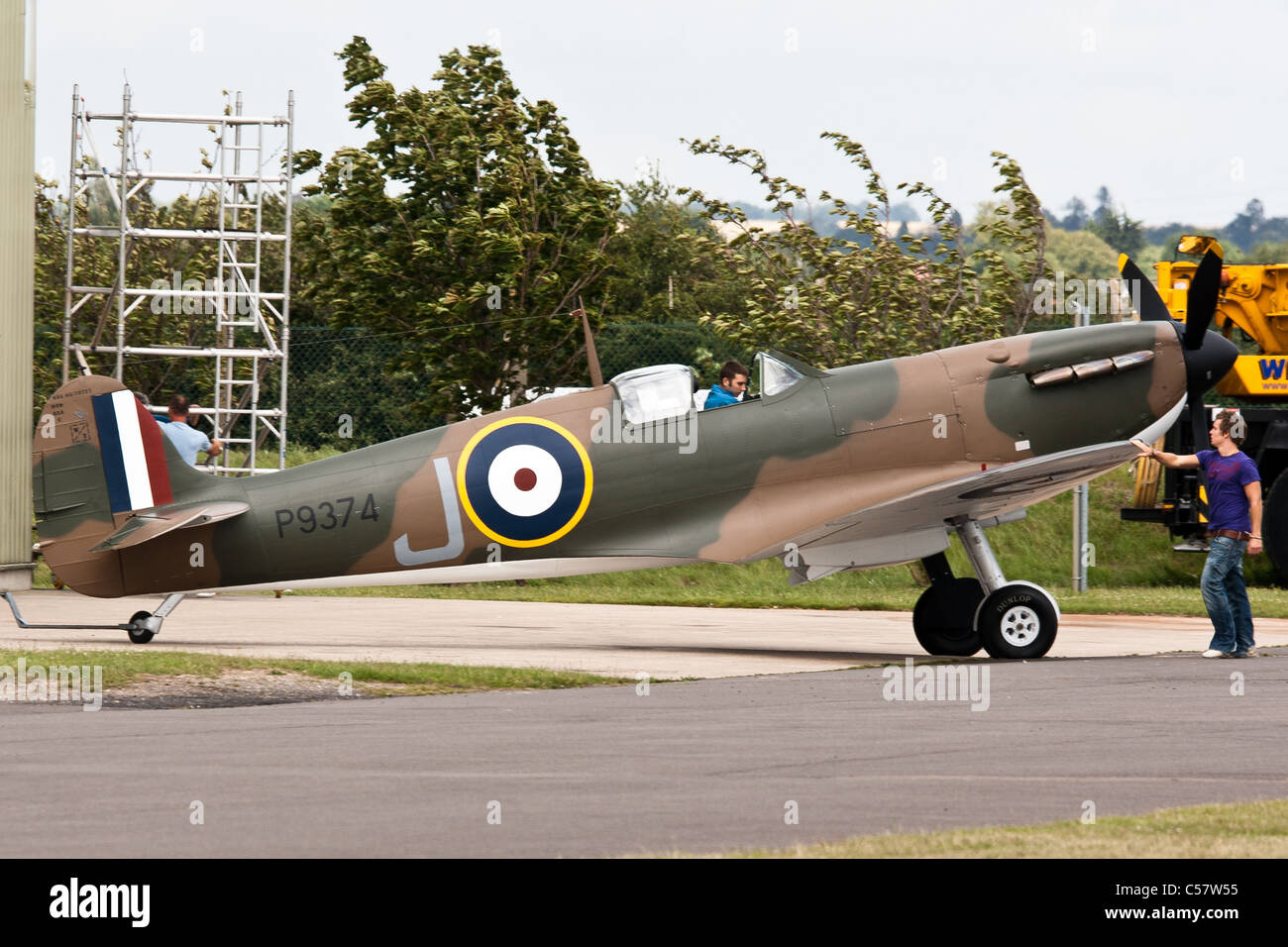 Il Supermarine Spitfire MkIa P9374 J G-MKIA visto per la prima volta in pubblico a Duxford Foto Stock