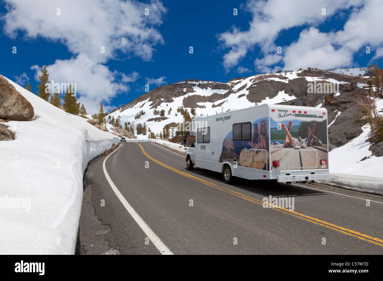 Camper roulotte su autostrada 108 Sonora Pass in snow sierra Nevada California USA Foto Stock